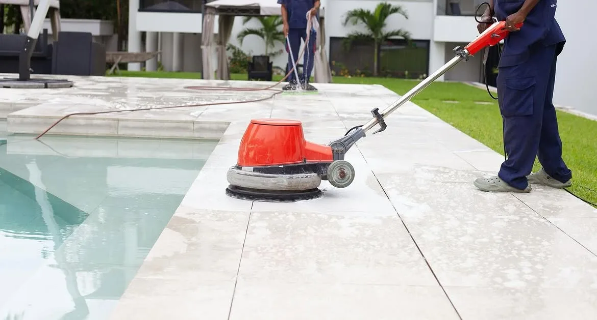 Décapage mécanique à la monobrosse d'une terrasse de piscine par l'équipe BAM'S CLEAN