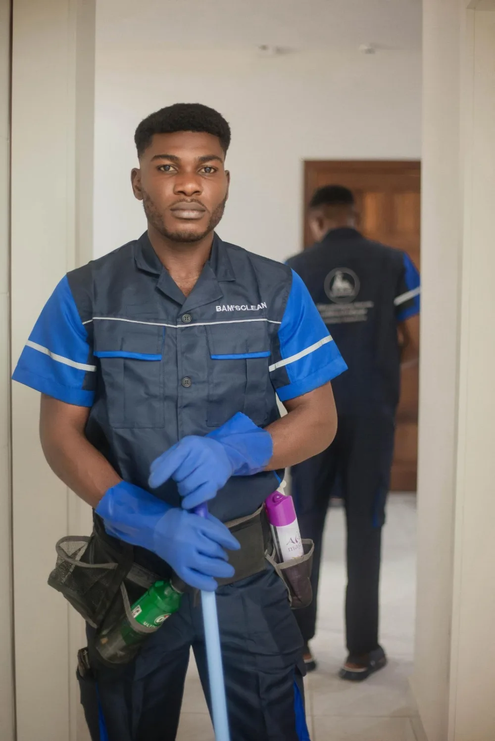Agent BAM'S CLEAN lors de l'entretien d'un intérieur résidentiel